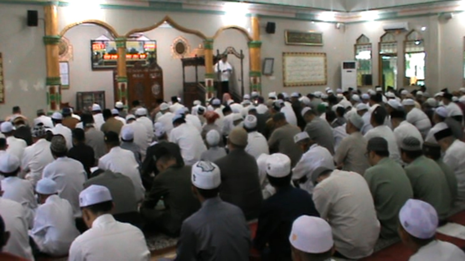 Bupati dan Wakil Bupati Barsel Melaksanakan Sholat Ied Di Masjid Agung Baiturrahman Buntok