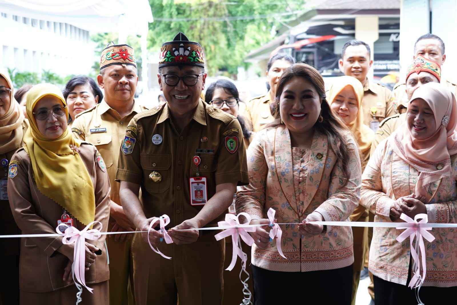 Plt Sekda Kalteng Leonard S. Ampung Resmikan Kantin Wanita Berdaya