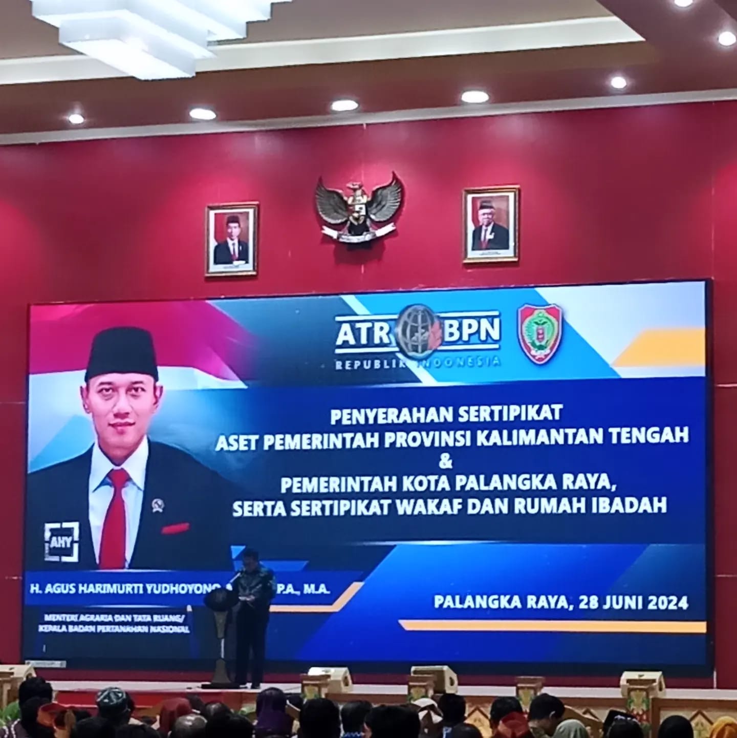 Sekretaris DPRD Prov. Kalteng Pajarudinnoor Hadiri Acara Penyerahan Sertipikat