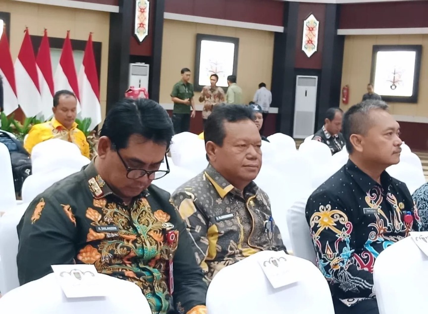 Sekretaris DPRD Prov. Kalteng Pajarudinnoor Hadiri Acara Penyerahan Sertipikat