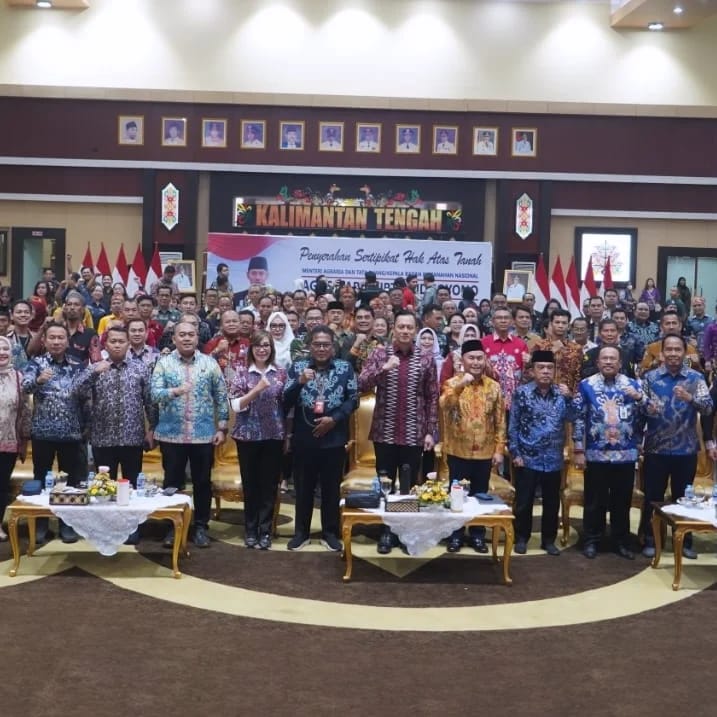 Sekretaris DPRD Prov. Kalteng Pajarudinnoor Hadiri Acara Penyerahan Sertipikat