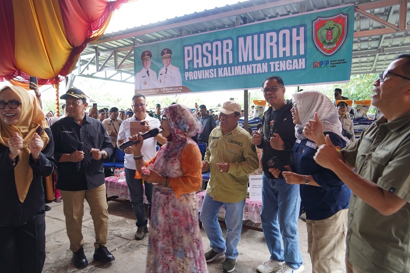 Wagub Kalteng Edy Pratowo Buka Pasar Murah di Kecamatan Basarang