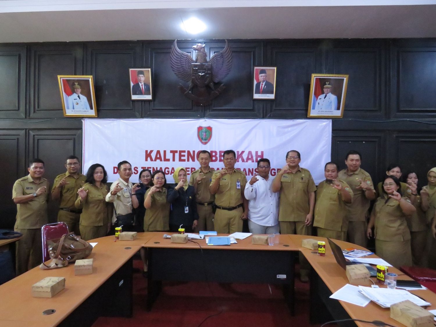 Kepala Disnakertrans Farid Wajdi Sambut Kedatangan Wakil Ketua Komisi Informasi Linggarjati dan Anggota Komisi Informasi Anita Fransiska bersama Tim Teknis