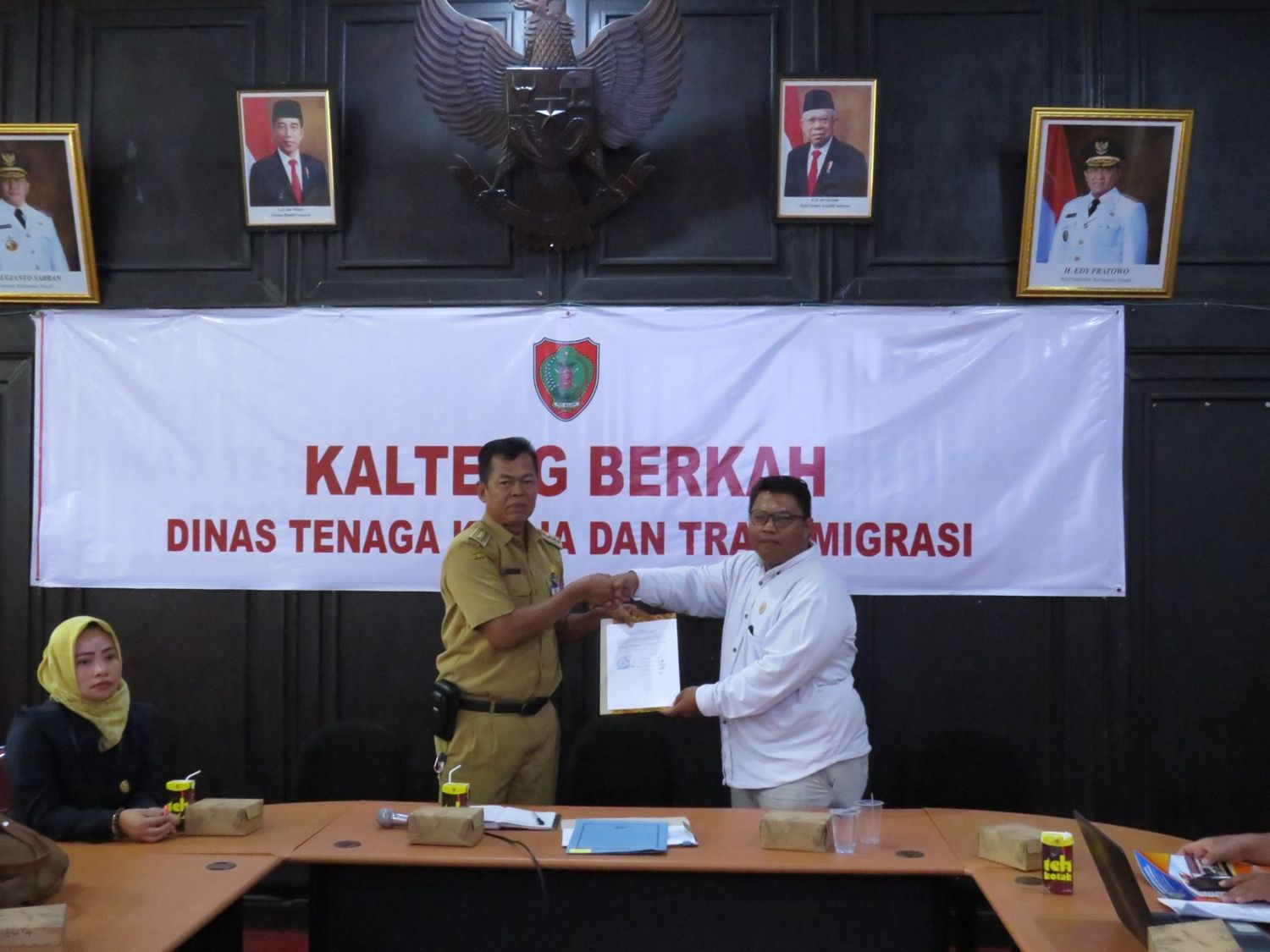 Kepala Disnakertrans Farid Wajdi Sambut Kedatangan Wakil Ketua Komisi Informasi Linggarjati dan Anggota Komisi Informasi Anita Fransiska bersama Tim Teknis