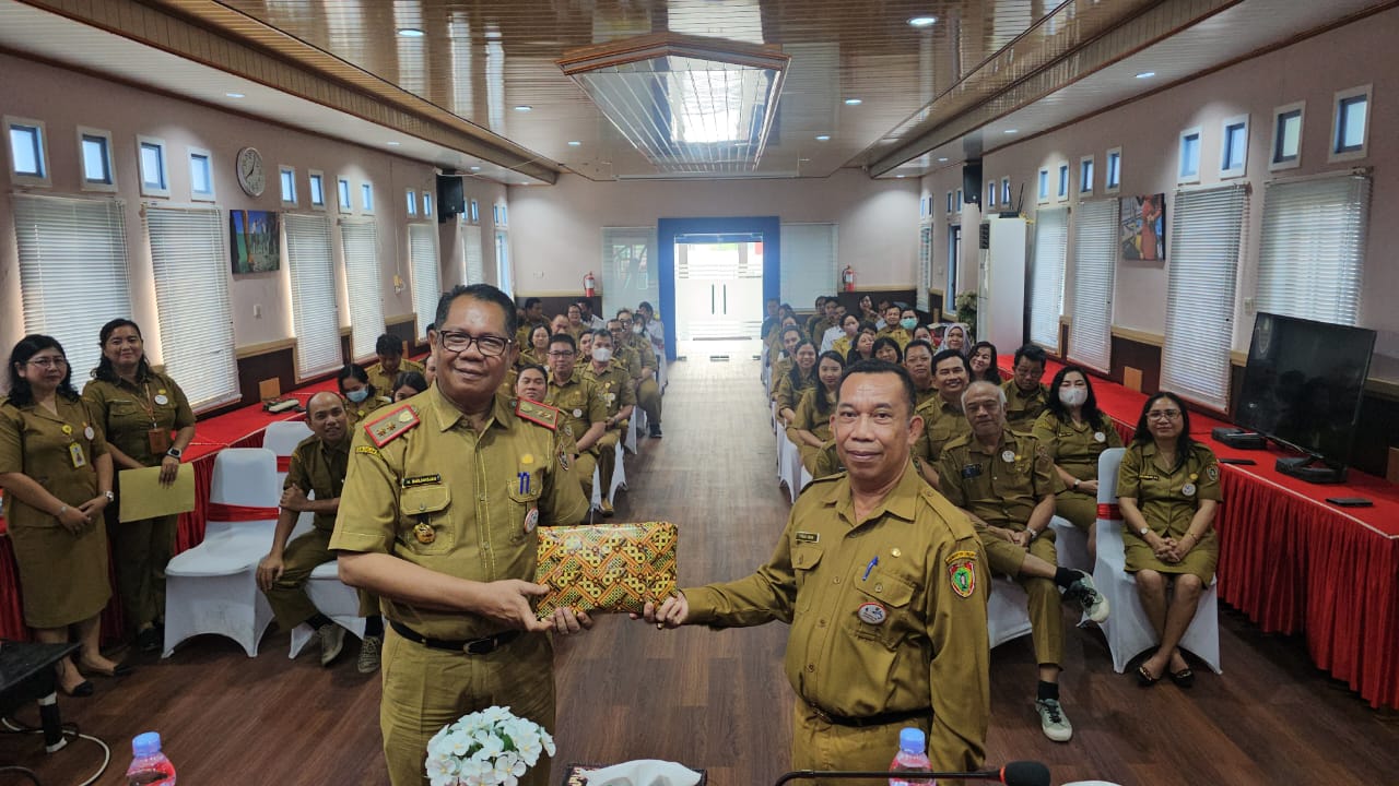Kepala Dislutkan Prov. Kalteng Pimpin Acara Pelepasan Pegawai Pensiun