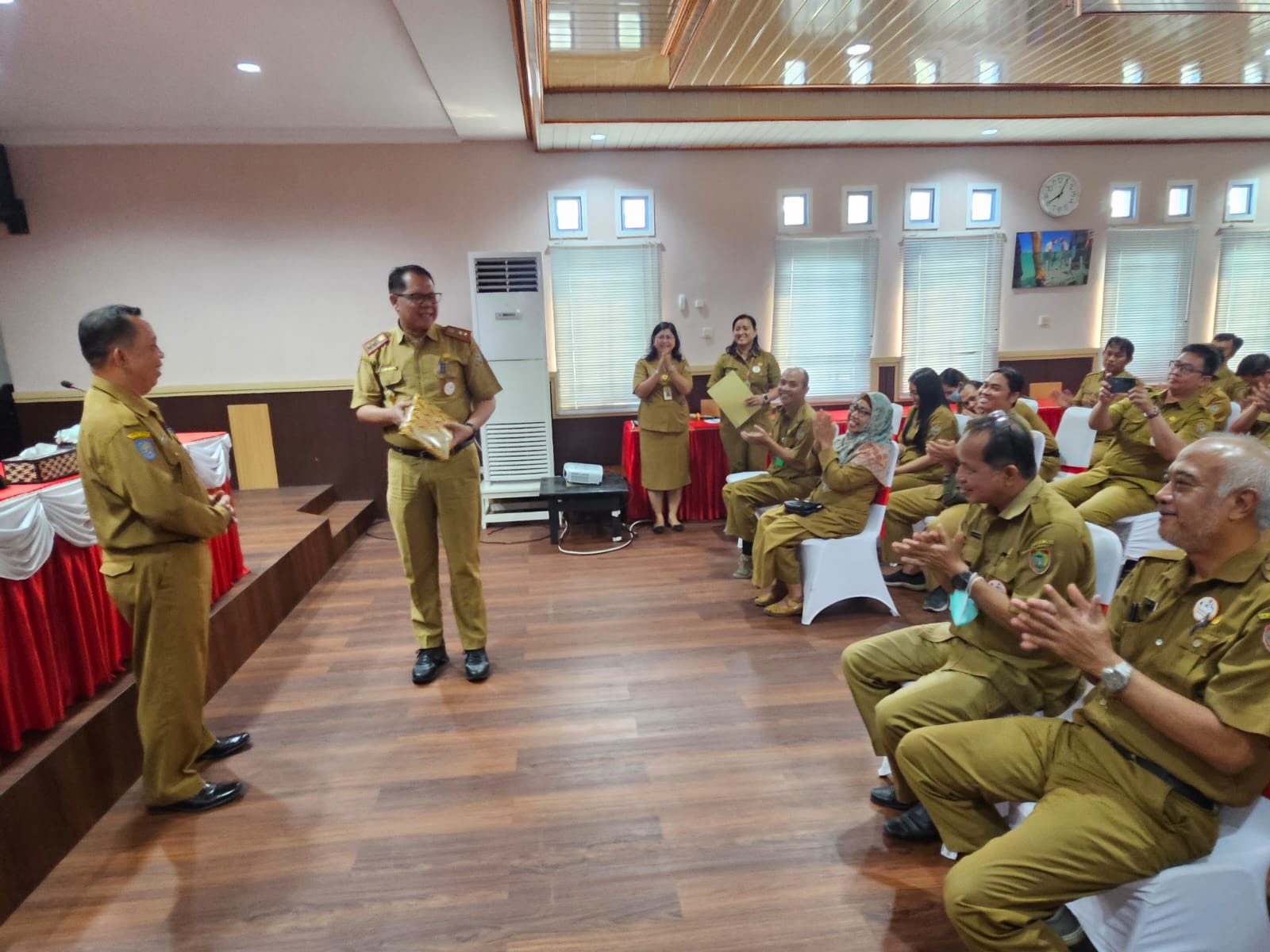 Kepala Dislutkan Prov. Kalteng Pimpin Acara Pelepasan Pegawai Pensiun