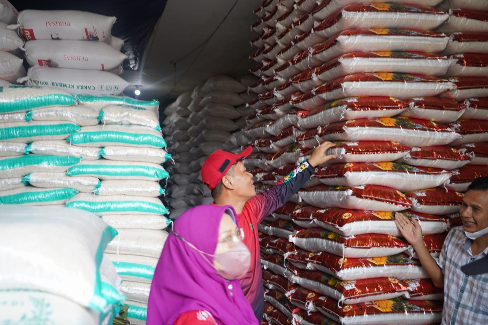 Tim Satgas Pangan Bersama TPID Prov. Kalteng Lakukan Pemantauan Harga Bahan Pokok Dan LPG Di Pasar Besar