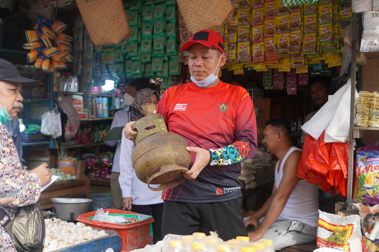 Tim Satgas Pangan Bersama TPID Prov. Kalteng Lakukan Pemantauan Harga Bahan Pokok Dan LPG Di Pasar Besar