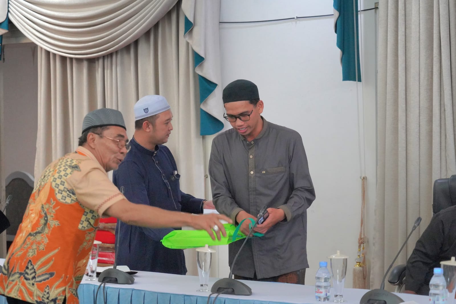 Ketua Tanfidziyah PWNU Kalteng Wakili Gubernur Kalteng Serahkan Tali Asih