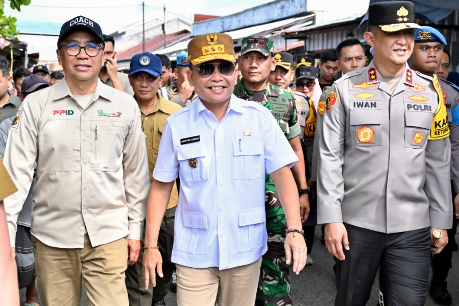 Kepala BAPPERIDA Prov. Kalteng Leonard S. Ampung Dampingi Kunker Gubernur Tinjau Pasar Keramat Sampit