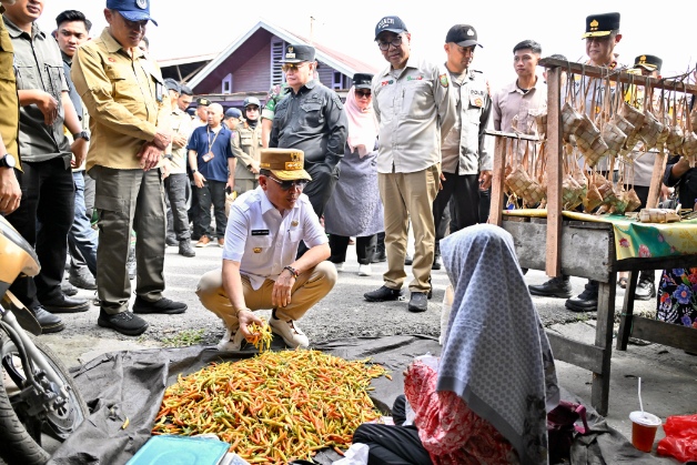 Kepala BAPPERIDA Prov. Kalteng Leonard S. Ampung Dampingi Kunker Gubernur Tinjau Pasar Keramat Sampit