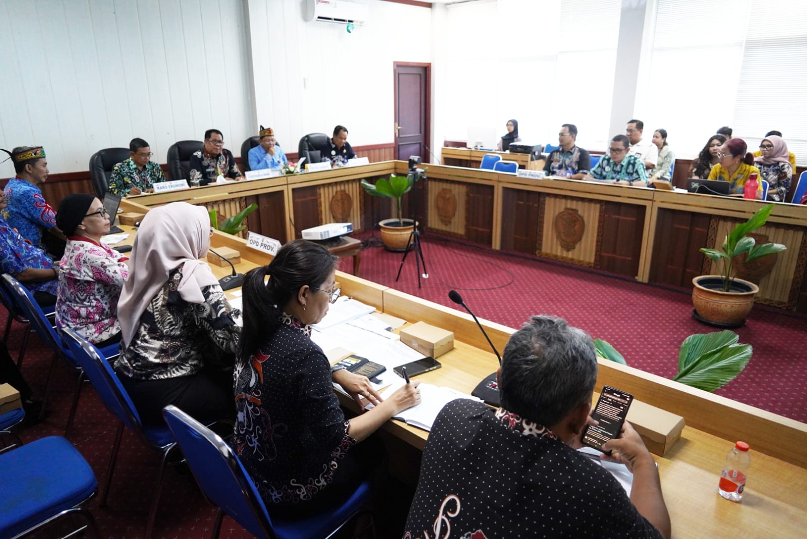 Plt. Asisten Perekonomian dan Pembangunan Kalteng Darliansjah Pimpin Rapat Sinkronisasi Penilaian BLUD
