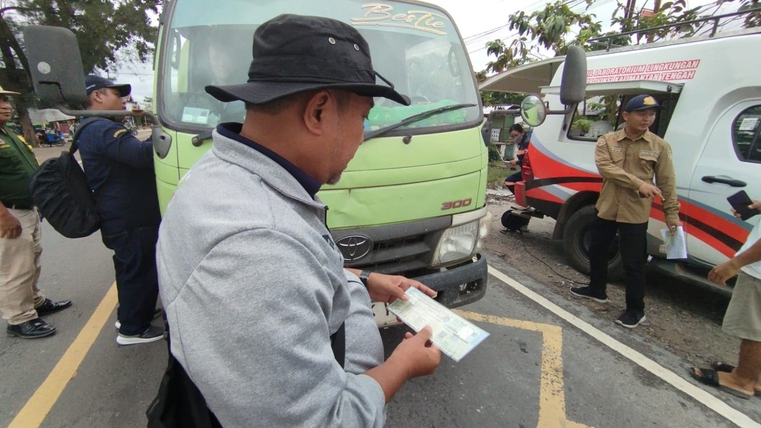 DLH Prov. Kalteng Turut Ambil Bagian Dalam Penertiban Terpadu