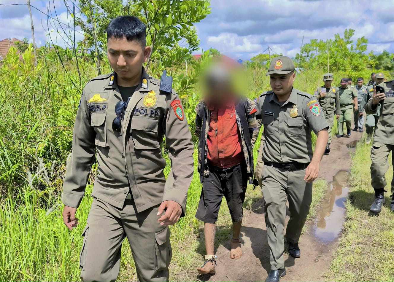 Laporan Warga Terkait Gangguan Ketertiban, Satpol PP Prov. Kalteng Mengamankan Senjata Tajam yang Dibawa Kedua Remaja