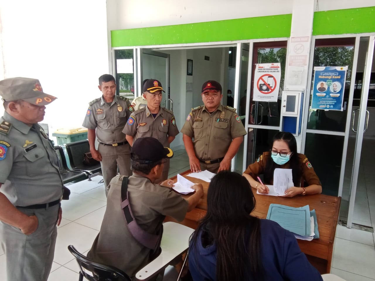 Laporan Warga Terkait Gangguan Ketertiban, Satpol PP Prov. Kalteng Mengamankan Senjata Tajam yang Dibawa Kedua Remaja