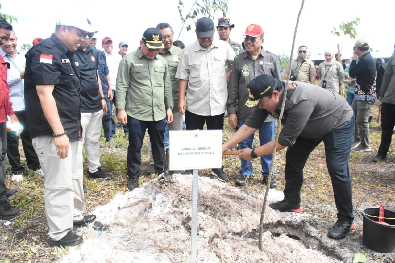 Wagub dan Sekda Kalteng Dampingi Wamen LHK RI Tanam Pohon Bersama
