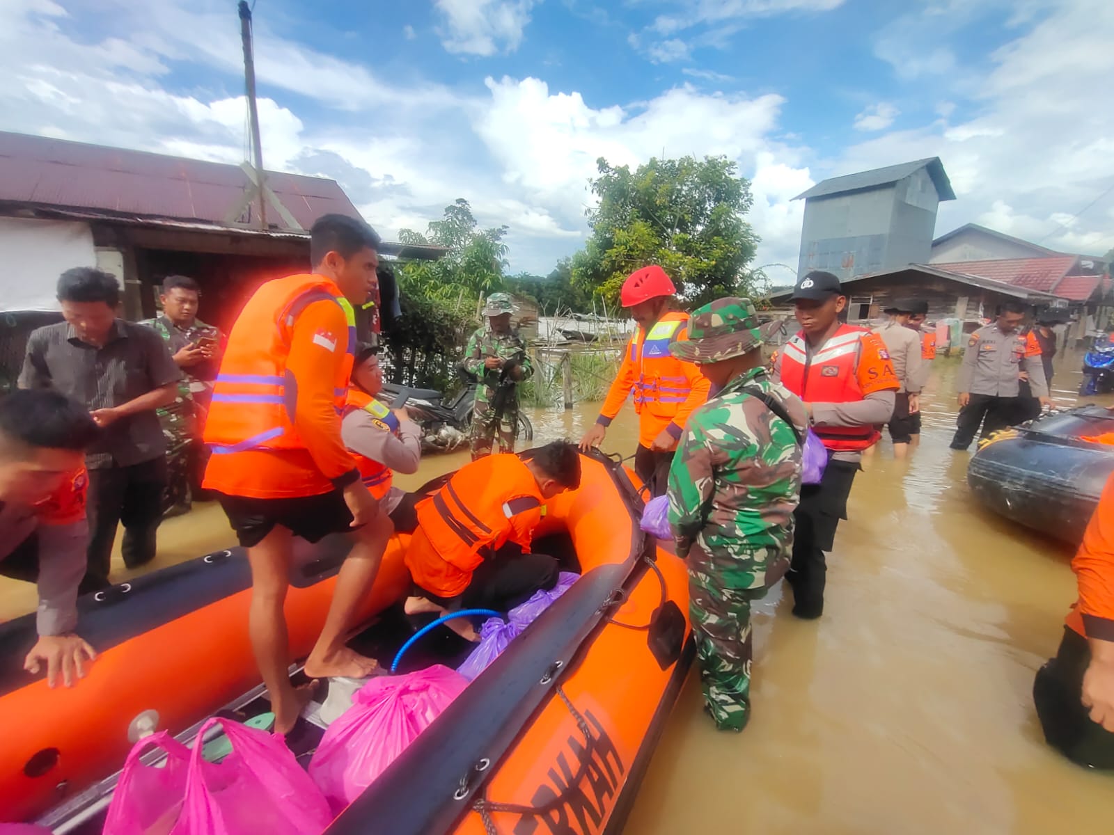 Pemprov dan Tim Gabungan Dirikan Posko dan Dapur Umum Kepada Masyarakat Terdampak Banjir