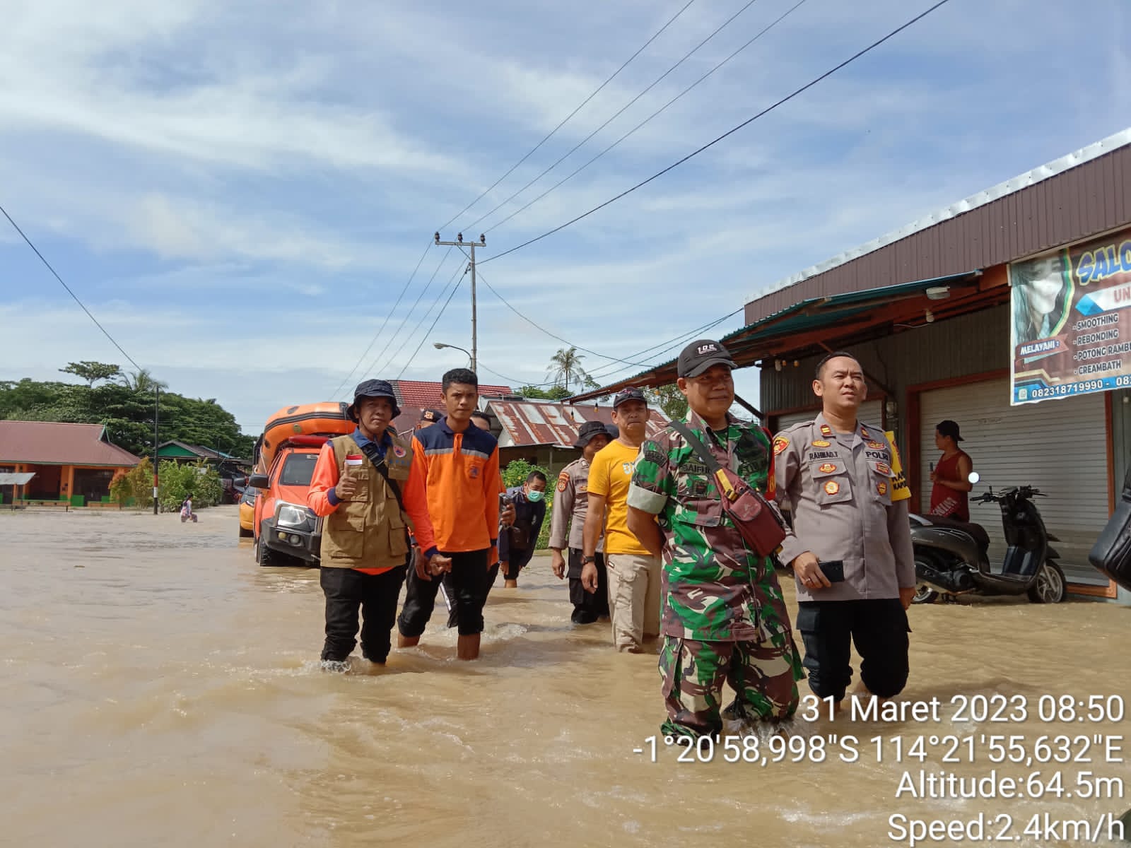Pemprov dan Tim Gabungan Dirikan Posko dan Dapur Umum Kepada Masyarakat Terdampak Banjir