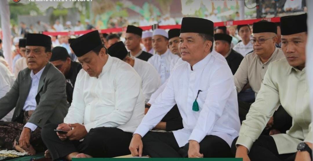 Kadis TPHP Sunarti Bersama Jajaran Pejabat Administrator Lingkup Dinas TPHP Prov Kalteng Turut Hadiri Salat Idulfitri 1446 H