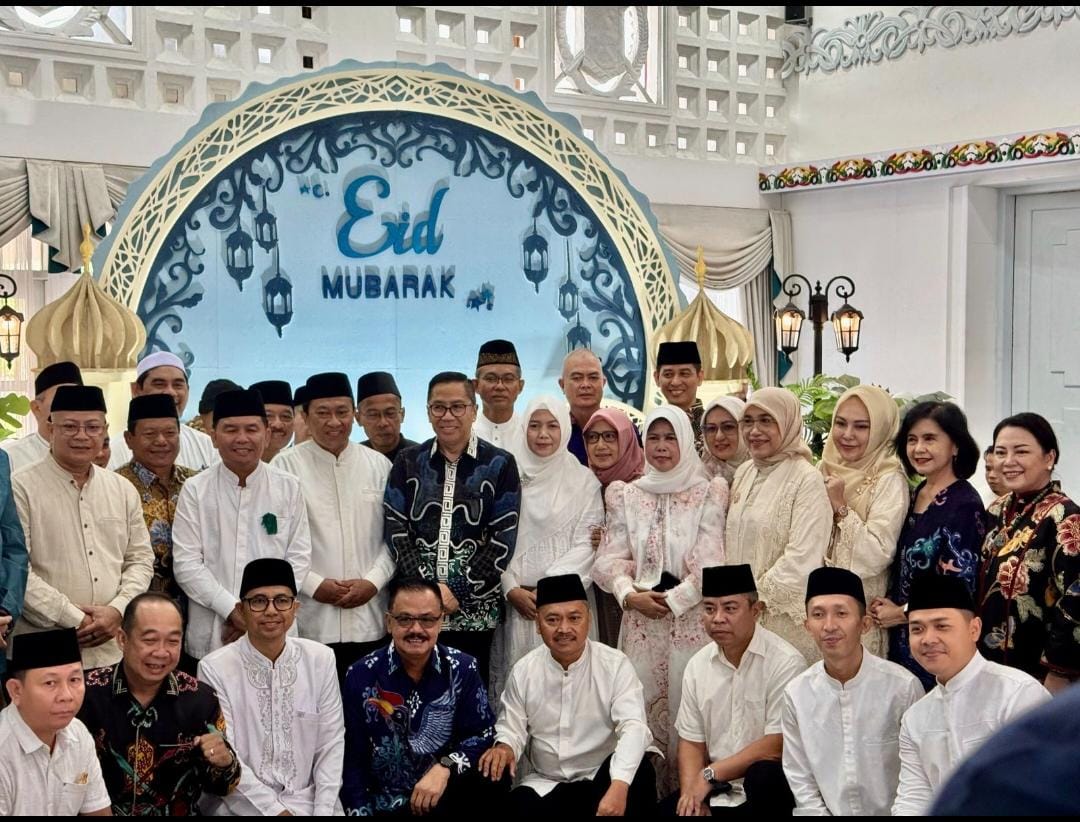 Kadis TPHP Sunarti Bersama Jajaran Pejabat Administrator Lingkup Dinas TPHP Prov Kalteng Turut Hadiri Salat Idulfitri 1446 H
