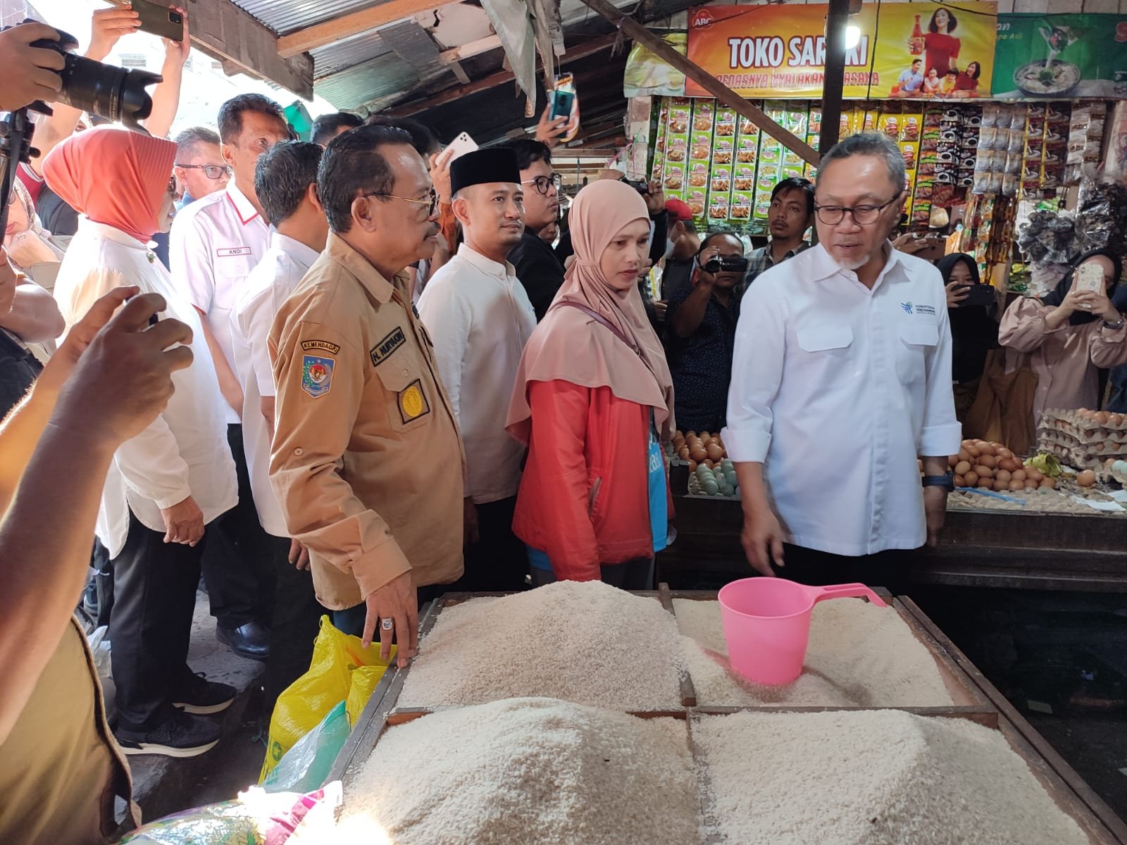 Sekda Prov. Kalteng Dampingi Mendag RI Lakukan Pemantauan Harga di Pasar Besar