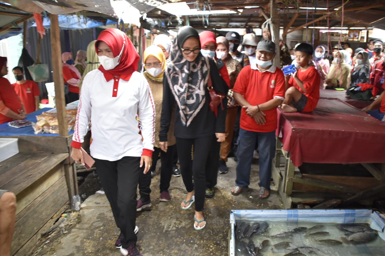 Ketua TP-PKK Prov. Kalteng Ivo Sugianto Sabran Tinjau Pasar Beringin Buntok