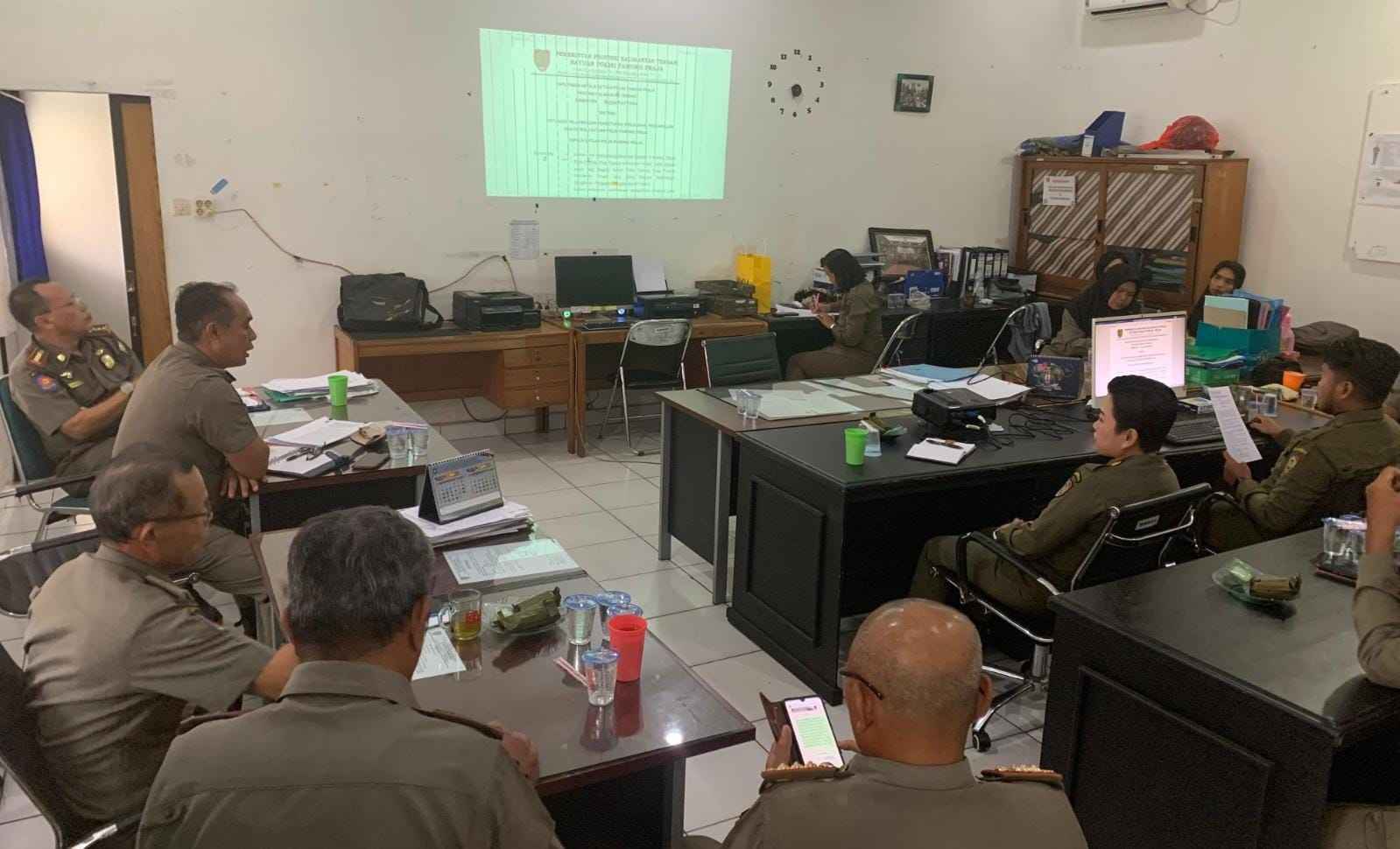 Binmas Satpol PP Prov. Kalteng Terbitkan Buku Saku Sebagai Pegangan Anggota Bertugas di Lapangan