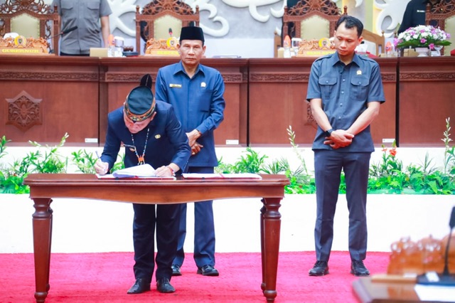 Gubernur Kalteng Agustiar Sabran Hadiri Rapur ke - 15 Masa Persidangan III Tahun Sidang 2025 DPRD Prov. Kalteng