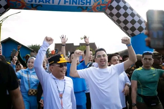 Jalan Sehat Bersama Gubernur Kalteng Agustiar Sabran dengan Kehadiran Selebritas Nasional Raffi Ahmad