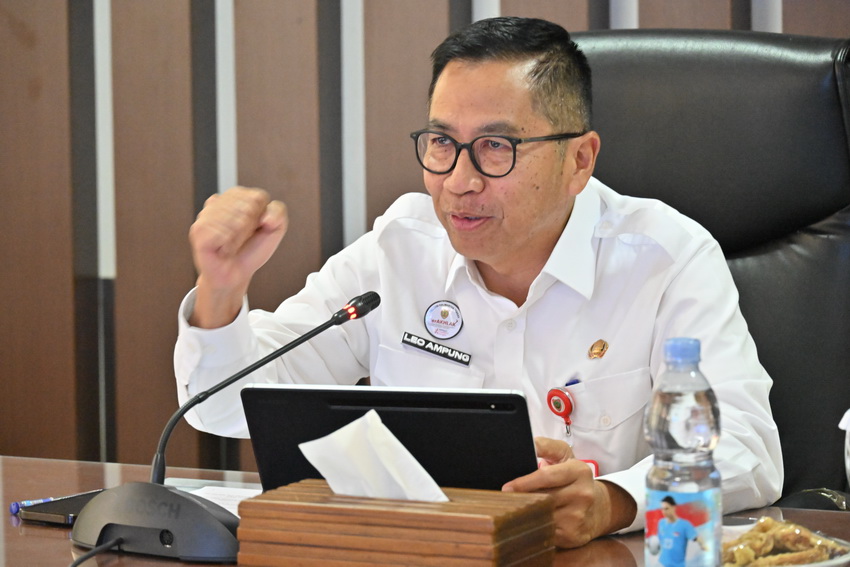 Kepala BAPPERIDA Prov. Kalteng Leonard S. Ampung Sampaikan Paparan Substansi RPJMD Serta Kerangka Evaluasi