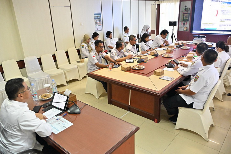 Kepala BAPPERIDA Prov. Kalteng Leonard S. Ampung Sampaikan Paparan Substansi RPJMD Serta Kerangka Evaluasi