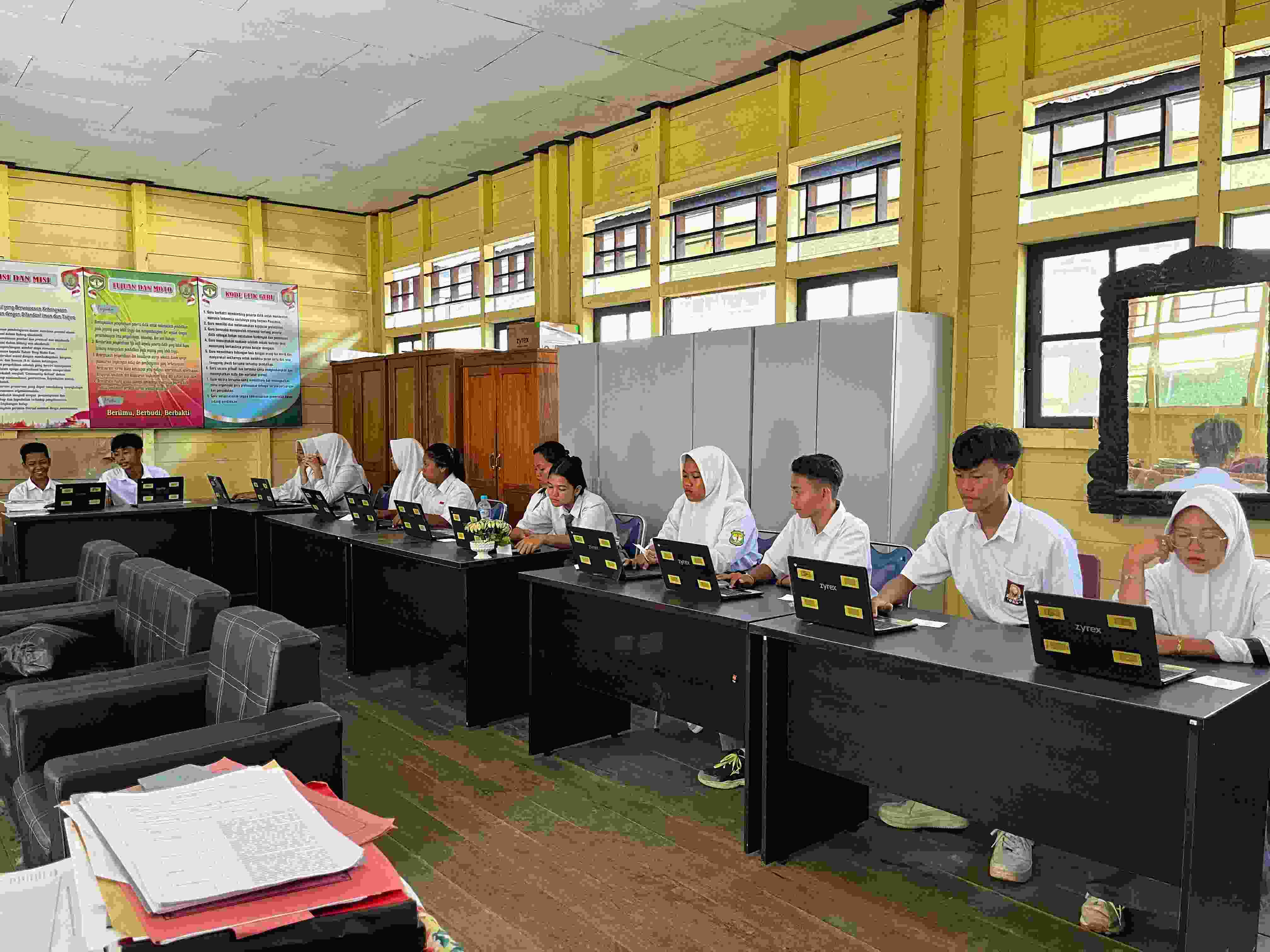 SMAN 4 Buntok Jaringan Internet Berbasis Satelit Starlink Resmi Aktif