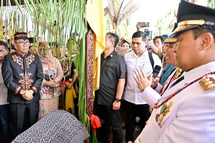 Kepala Bapperida Prov. Kalteng Leonard S. Ampung Sambut Kedatangan Gubernur Kalteng dan Wakil Gubernur Kalteng