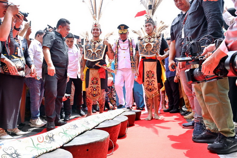 Kepala Bapperida Prov. Kalteng Leonard S. Ampung Sambut Kedatangan Gubernur Kalteng dan Wakil Gubernur Kalteng