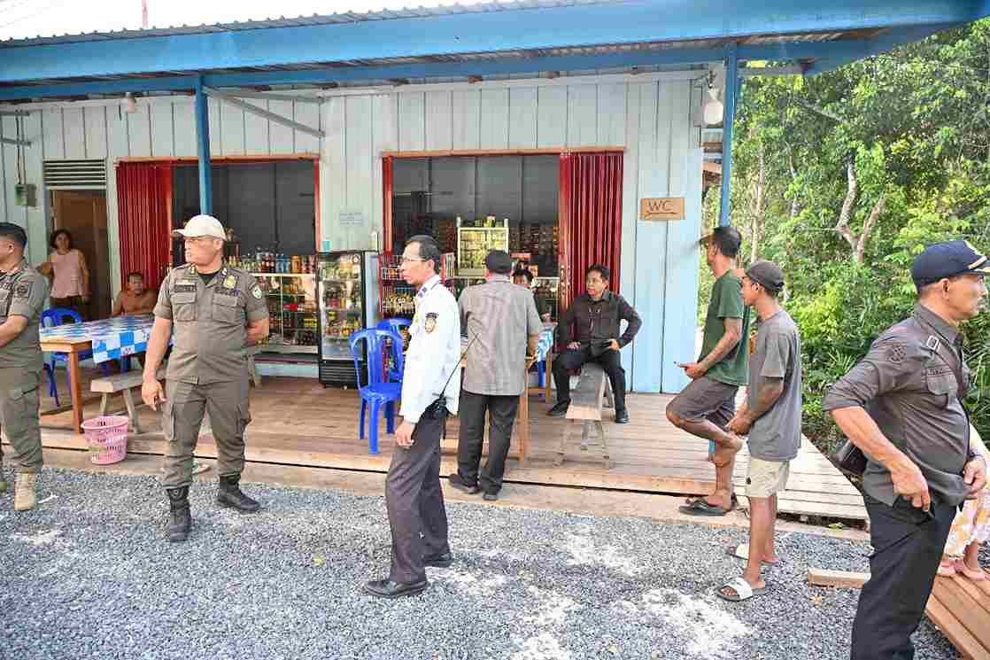 Satpol PP Kalteng bersama Tim Terpadu Lakukan Penertiban Kendaraan Angkutan yang Melanggar Batas Muatan