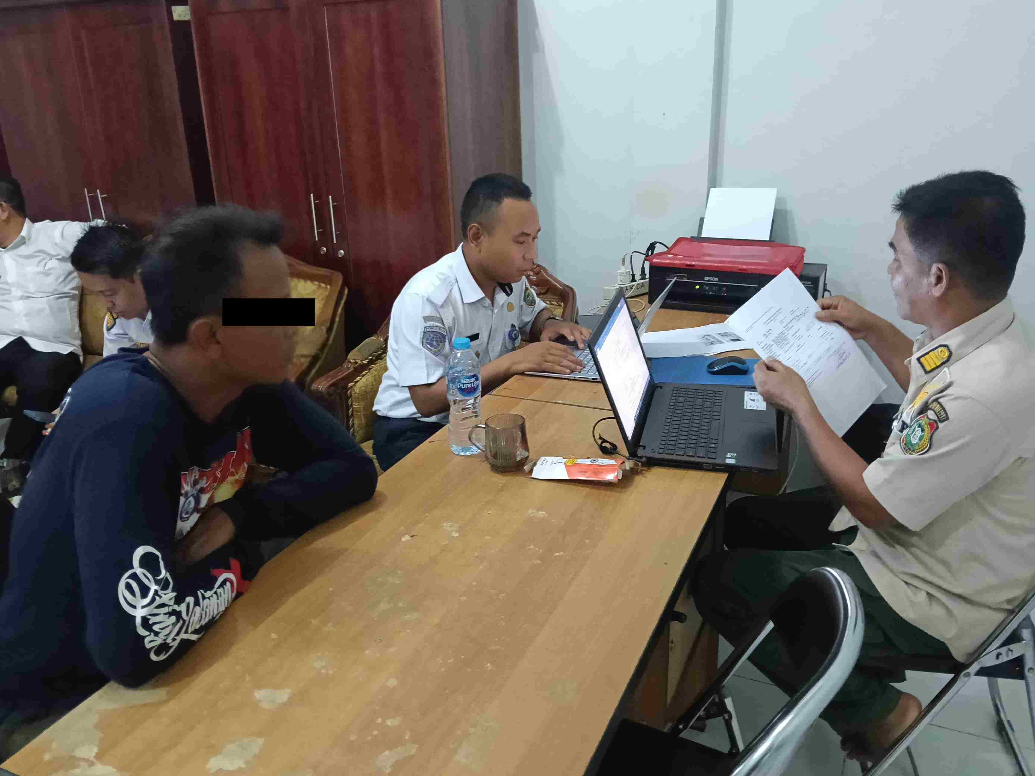 Satpol PP Kalteng bersama Tim Terpadu Lakukan Penertiban Kendaraan Angkutan yang Melanggar Batas Muatan