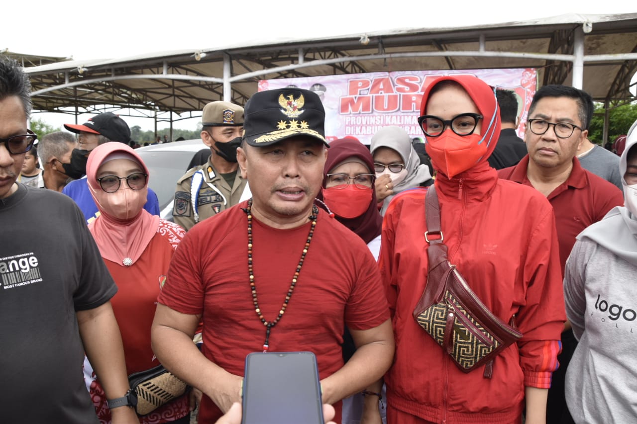 Gubernur Kalteng Dan Ketua TP-PKK Prov. Kalteng Ikuti Senam Bersama Di Halaman Taman Iring Witu