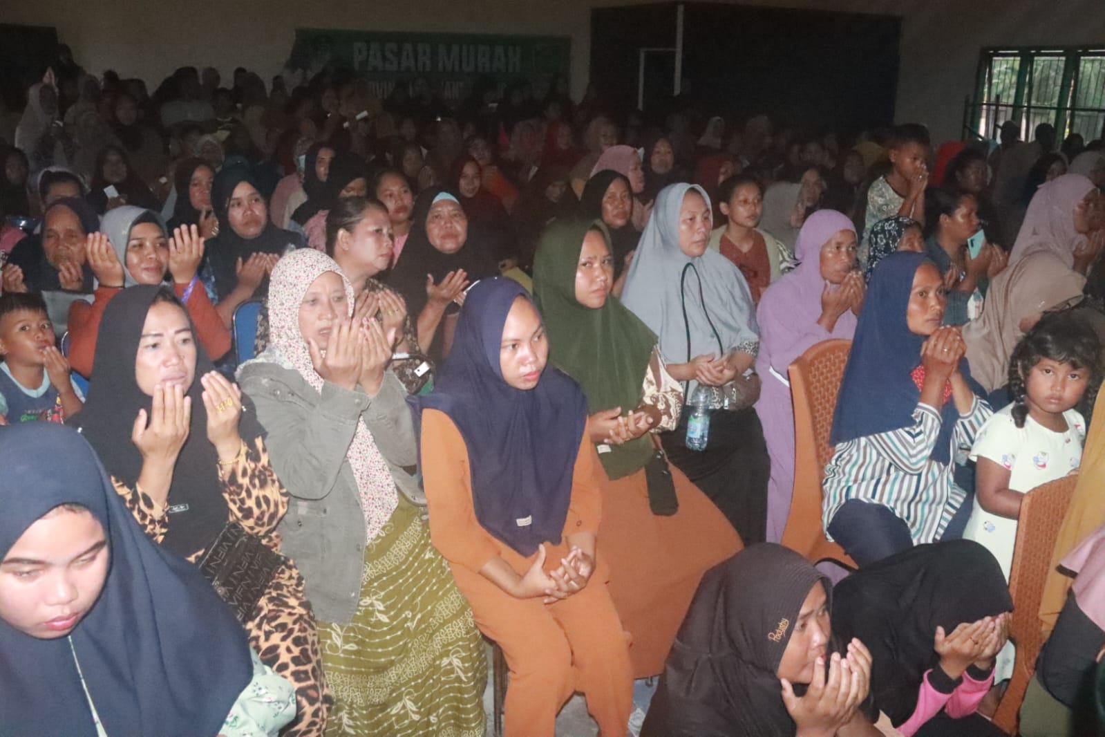 Gubernur Kalteng Sugianto Sabran Salurkan Bantuan Paket Sembako dan Buka Pasar Murah di Desa Kubu dan Desa Bogam