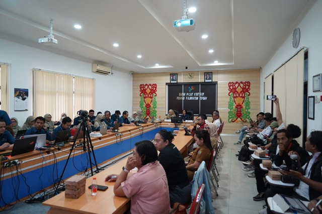 Asisten Ekbang Sri Widanarni Hadiri Konferensi Pers Berita Resmi Statistik BPS Prov. Kalteng
