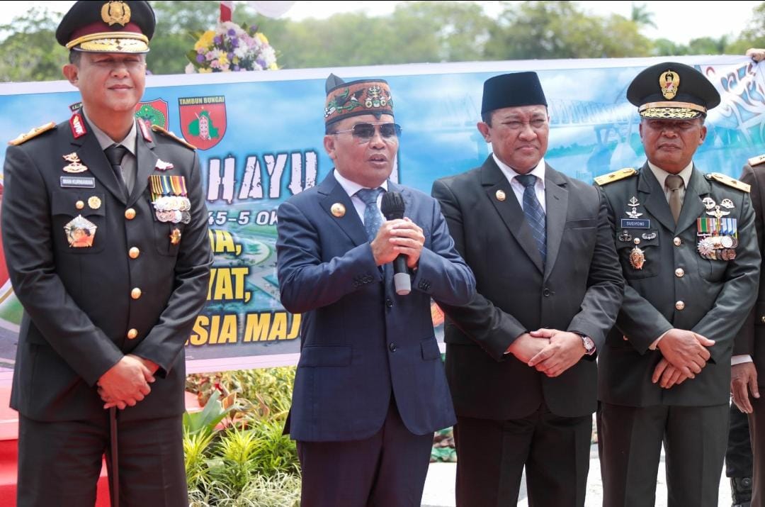 Gubernur Kalteng Agustiar Sabran Bersama Wagub Kalteng Edy Pratowo Hadiri Upacara Parade Peringati HUT ke-80 TNI