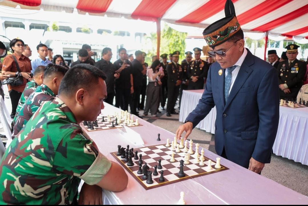 Gubernur Kalteng Agustiar Sabran Bersama Wagub Kalteng Edy Pratowo Hadiri Upacara Parade Peringati HUT ke-80 TNI