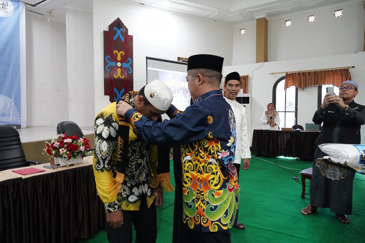 Plt Kepala Biro Kesra Setda Kalteng Ahmad Pahruka Buka Manasik Umrah Sekaligus Lepas Keberangkatan 121 Jamaah Umrah PT Alifa Raya Tour Palangka Raya