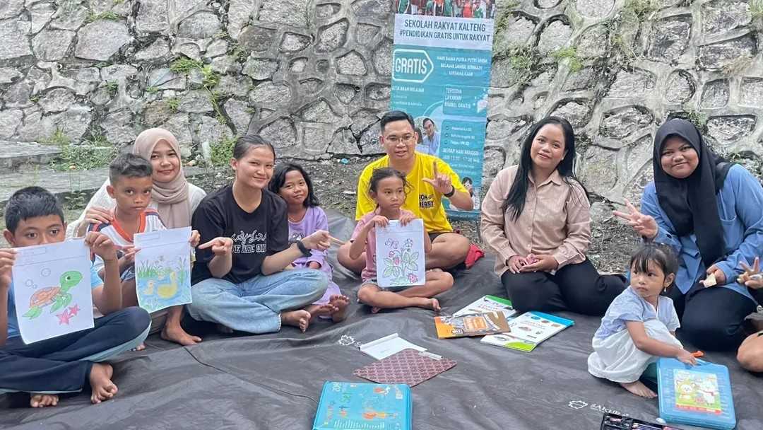 Sekolah Rakyat Merdeka Kalteng Bekerjasama Dengan BEM Fakultas Hukum UPR