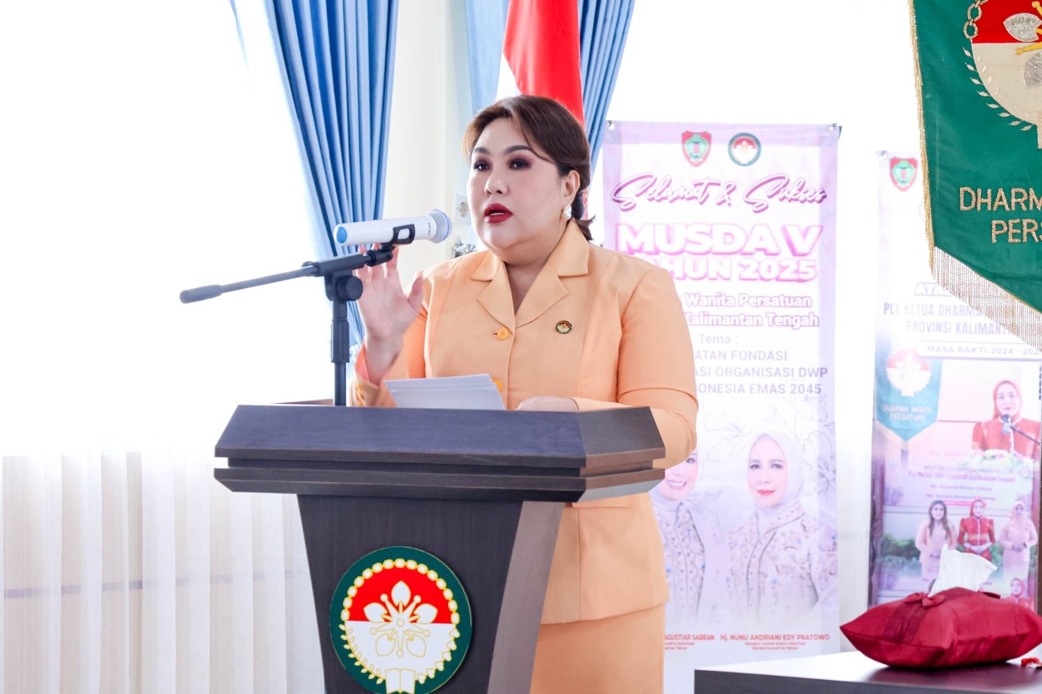 Ketua DWP Kalteng Natalin Leonard S. Ampung Mengukuhkan Pengurus DWP Kabupaten dan Kota se-Kalteng Masa Bakti 2024–2029