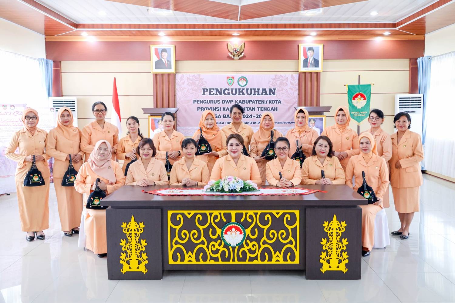 Ketua DWP Kalteng Natalin Leonard S. Ampung Mengukuhkan Pengurus DWP Kabupaten dan Kota se-Kalteng Masa Bakti 2024–2029