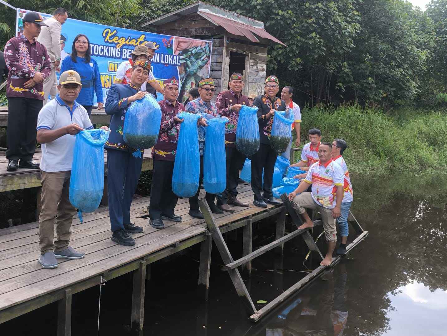 Melalui Restocking Benih Ikan Sebagai Upaya Meningkatkan Populasi Ikan di Sungai Serapat