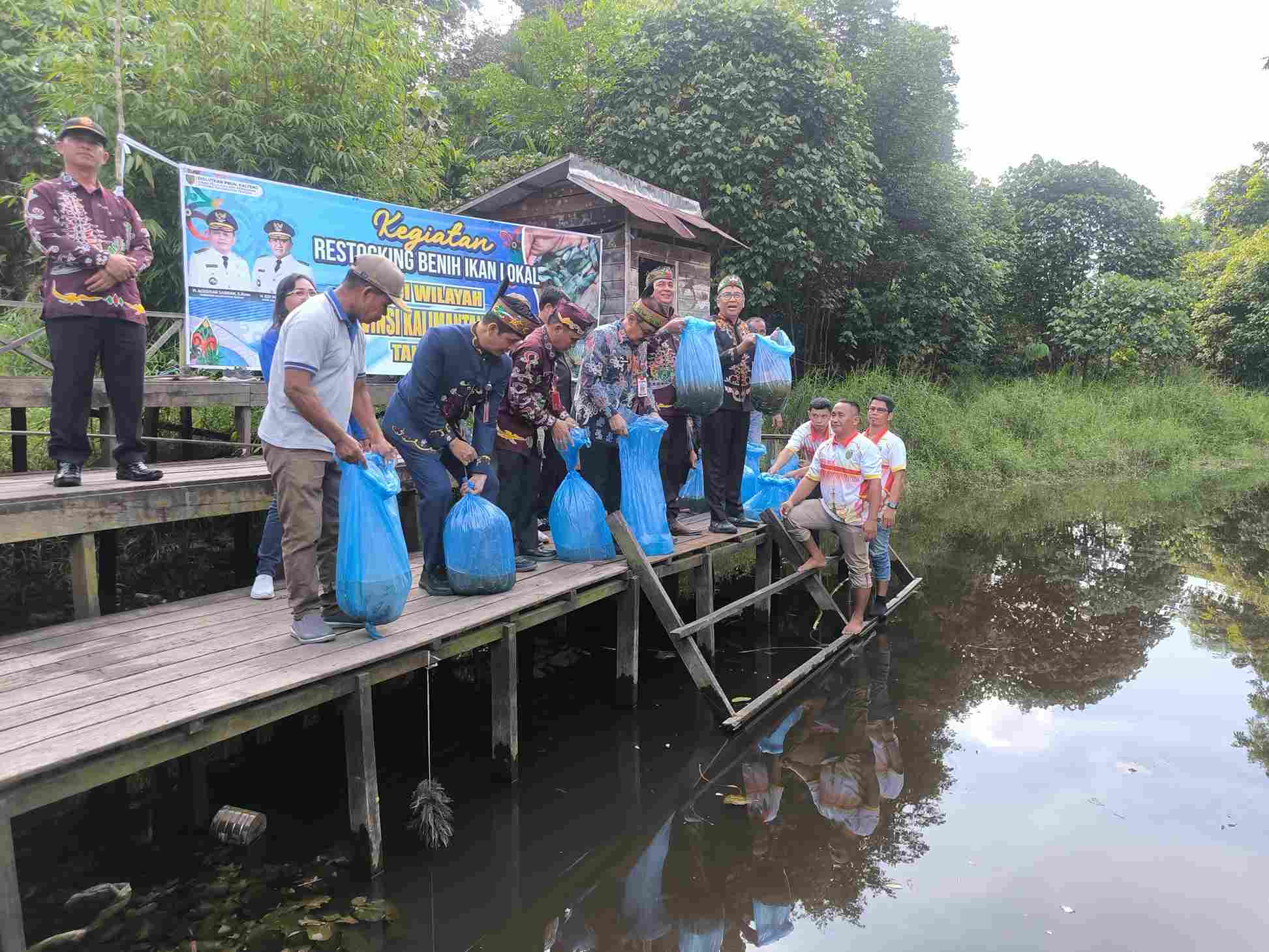 Melalui Restocking Benih Ikan Sebagai Upaya Meningkatkan Populasi Ikan di Sungai Serapat