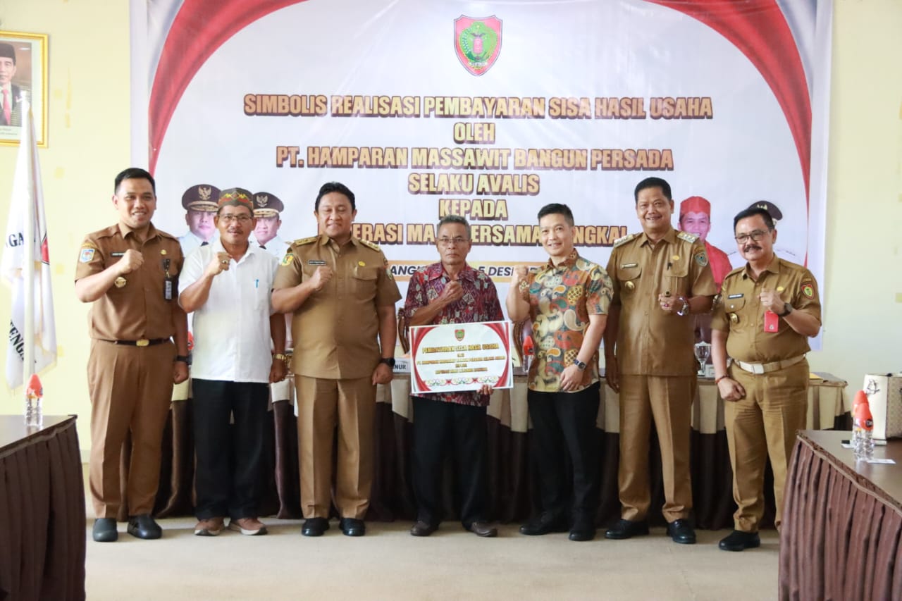 Pemprov. Kalteng Melalui Disbun Fasilitasi Penyerahan Secara Simbolis Realisasi Pembayaran Hasil Usaha oleh PT. HMBP