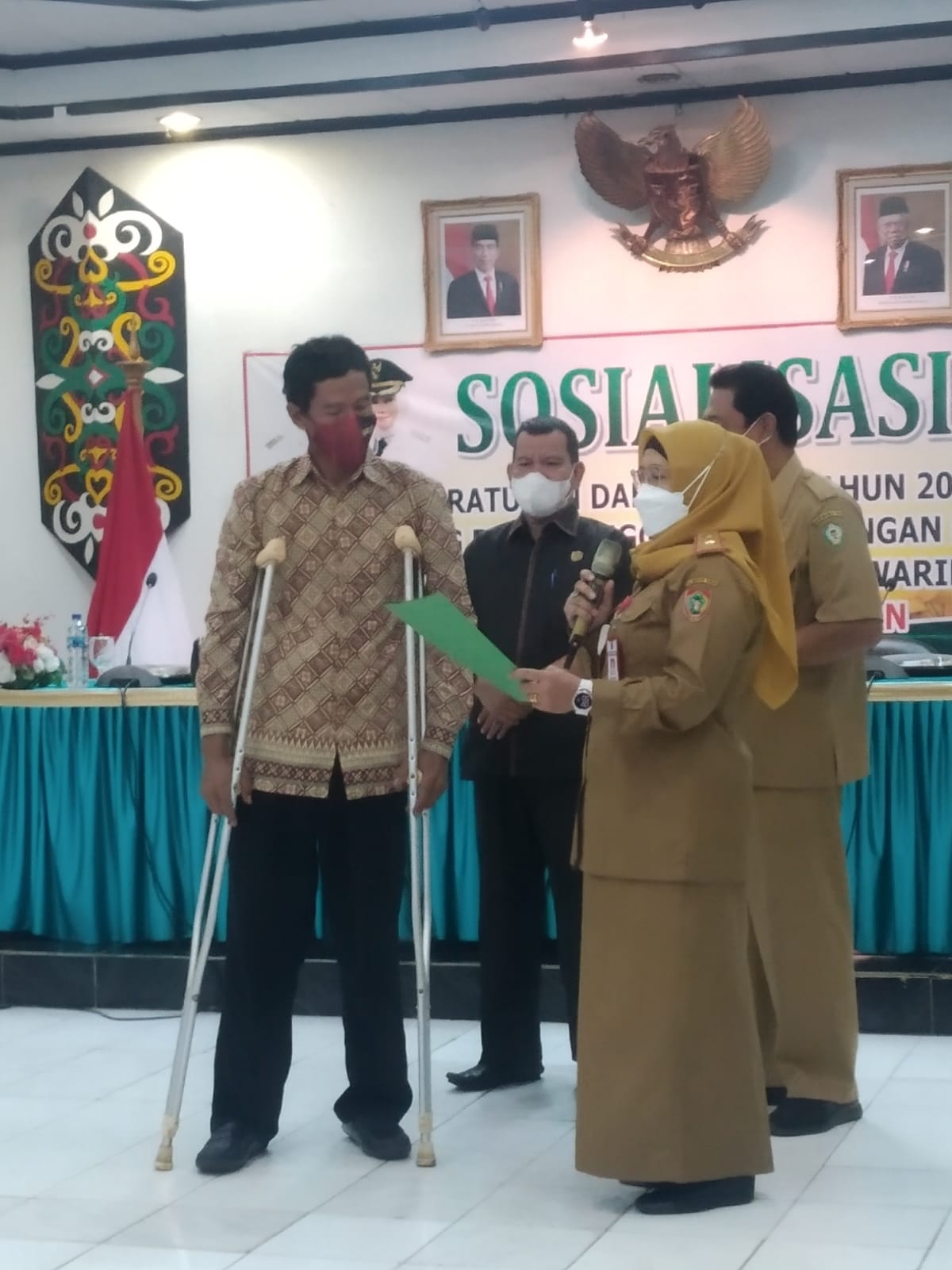 Ketua OKKP-D Serahkan Sertifikat PRIMA 3 Kepada Poktan Subur Makmur