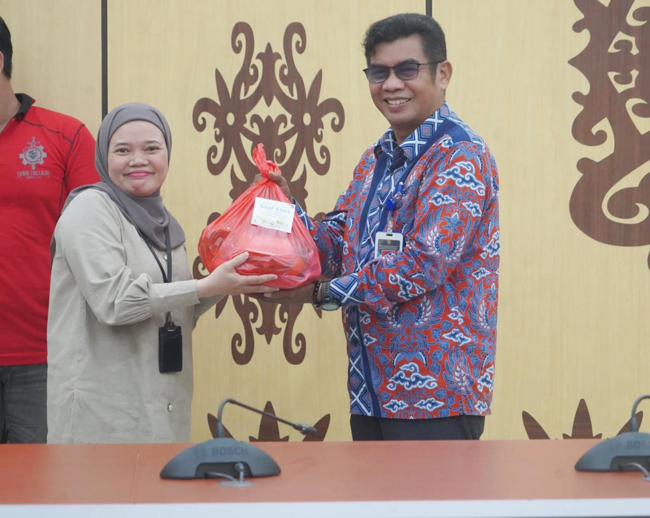Kepala Diskominfosantik Agus Siswadi Serahkan Tali Asih Mitra Media kepada Tenaga Kontrak Lingkup Diskominfosantik